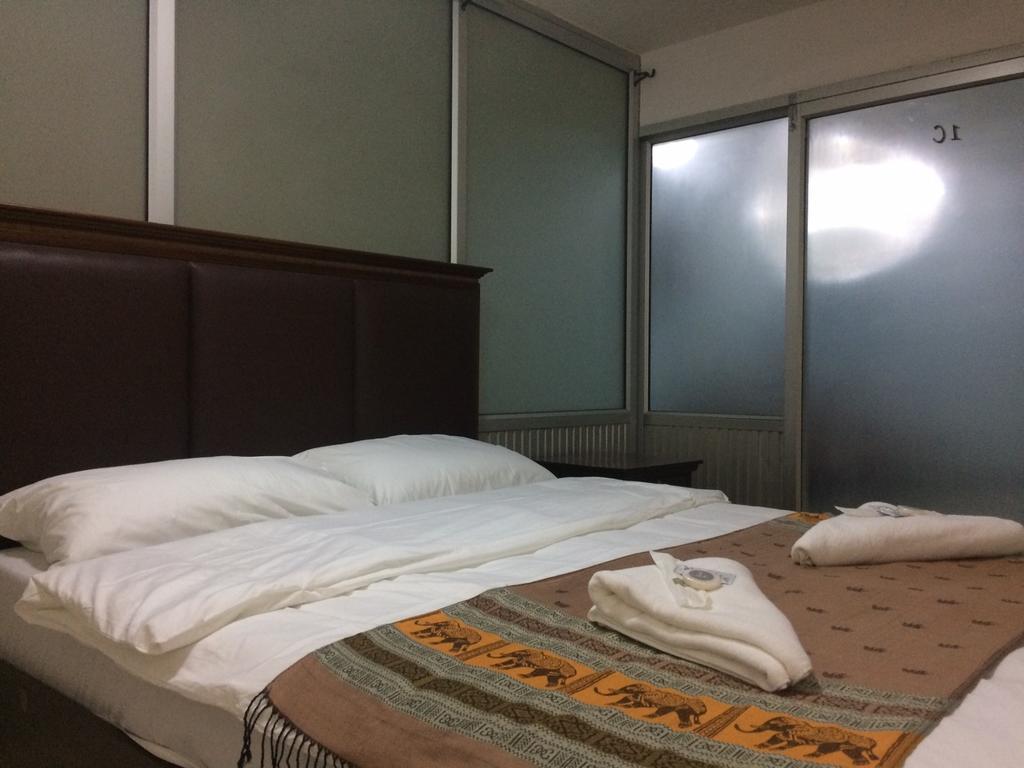 Jeesnail Guesthouse Бангкок Экстерьер фото